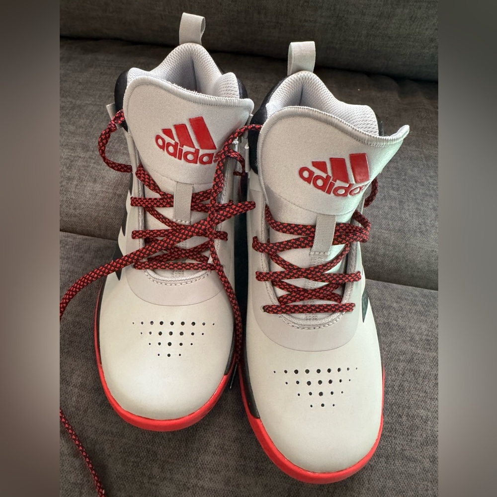 NWOT Cross Em Up 5 K Wide grey sneakers
